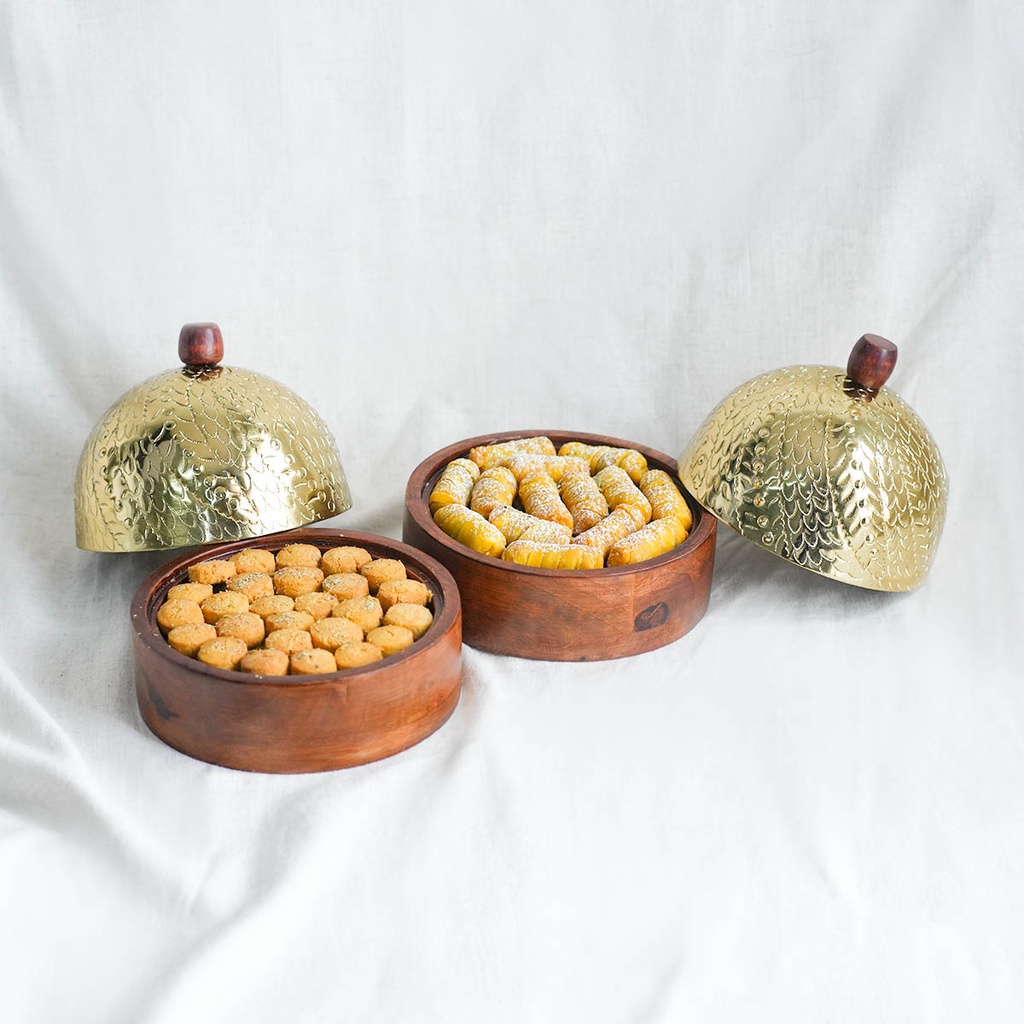 Elegant Pairing Wood & Gold