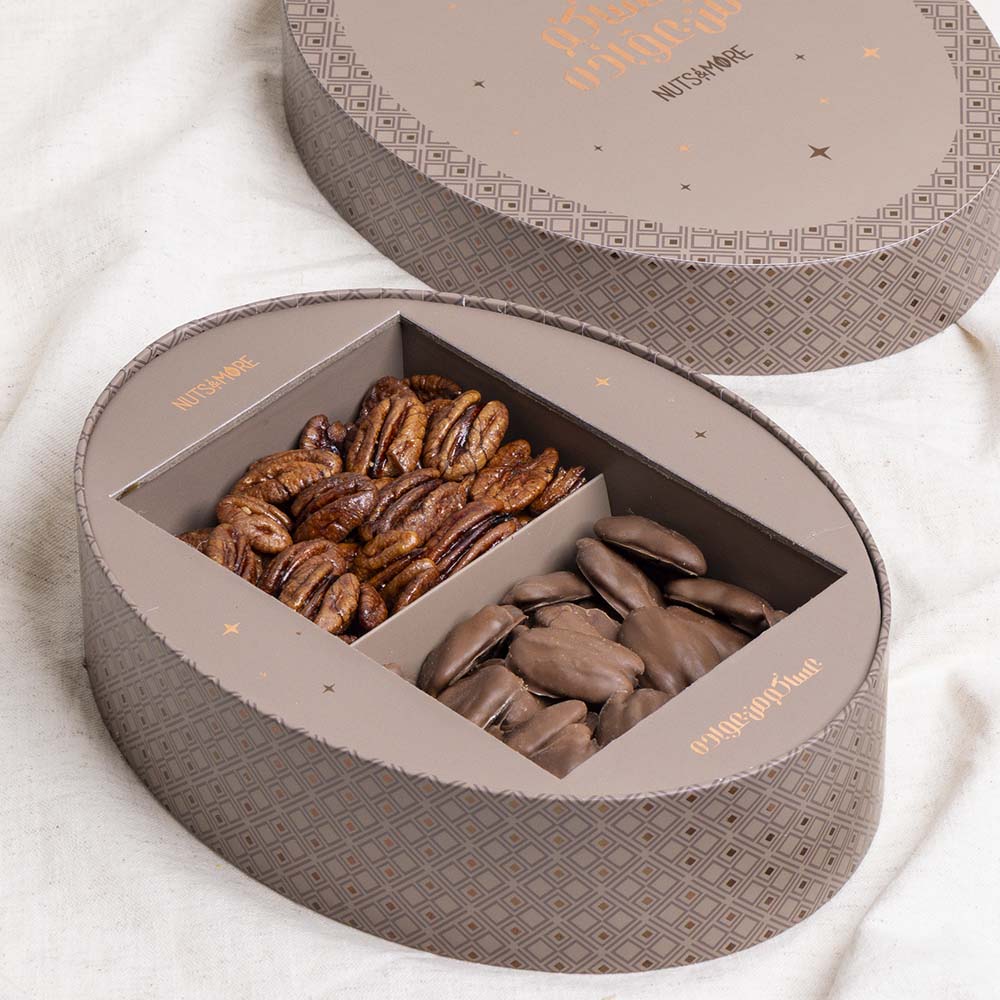 Caramelized Pecan & Pecan chocolate in Ramadan Medium oval Box