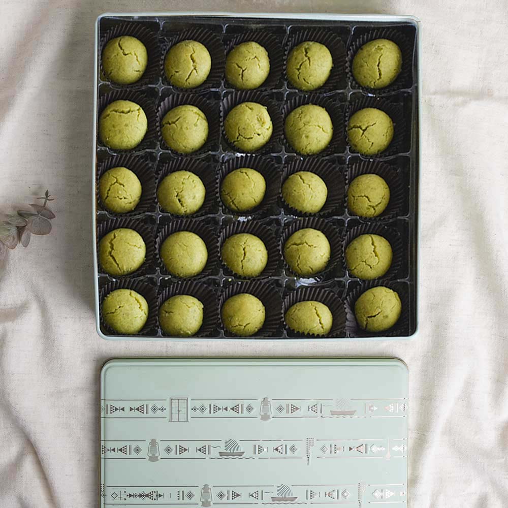 Ghuraiba with pistachio in Large metal box
