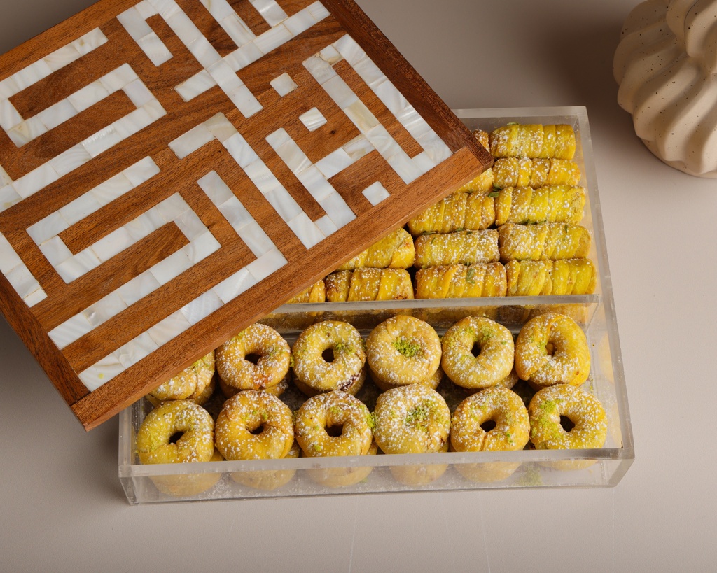 Mixed Damlooj in Eid Wooden Plate