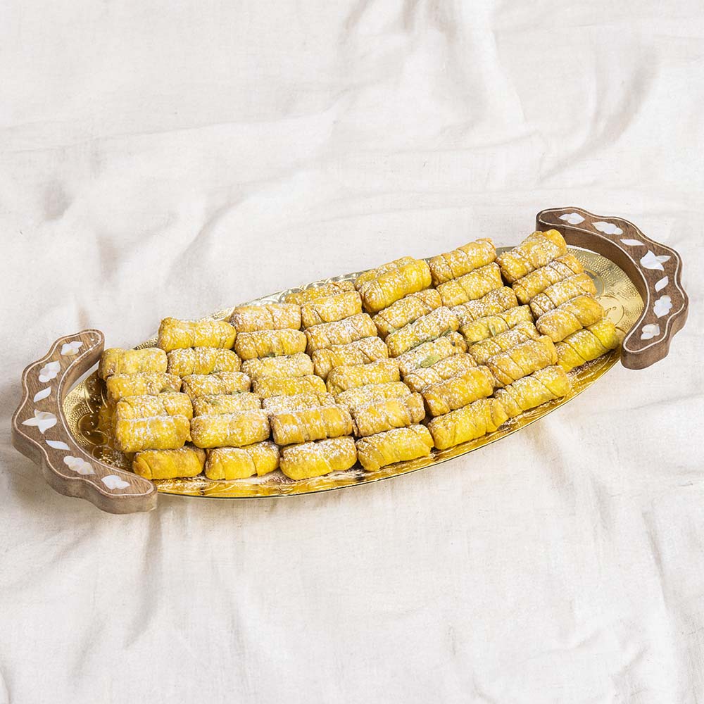 دملوج الجوز فى صينيه بيد خشب طبقتين