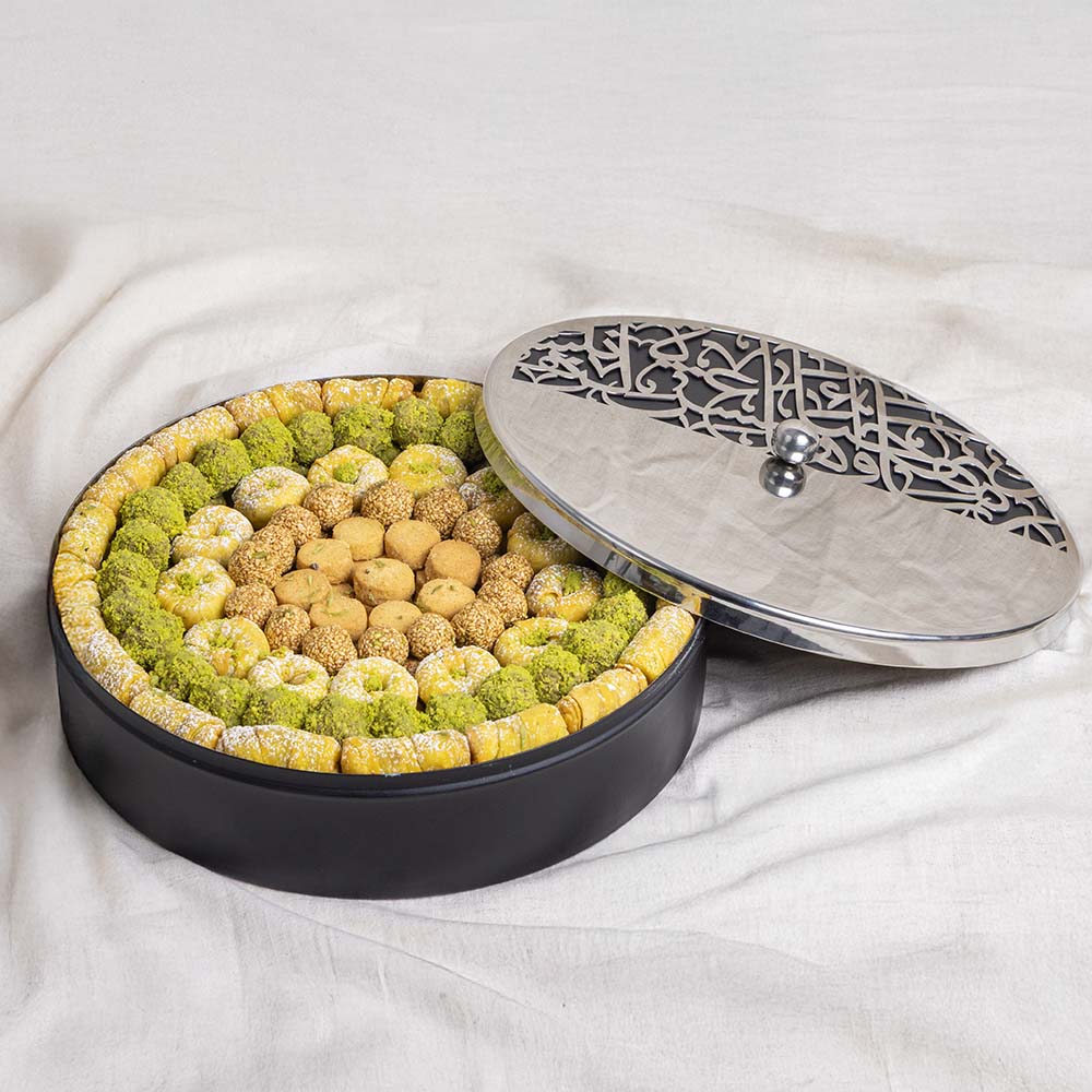 Mixed Sweets in Black Bottom Circle plate