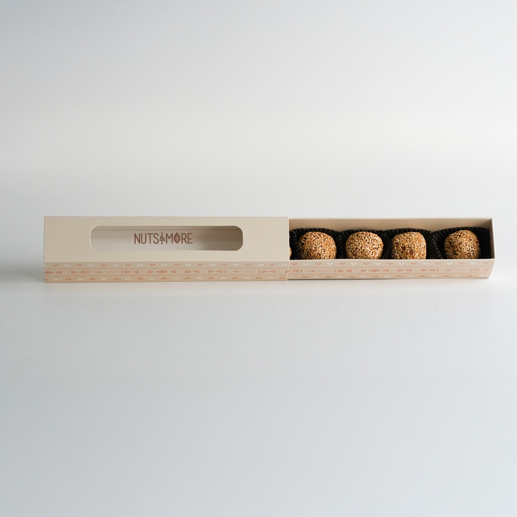 تمر بالهرده في العلبة المستطيلة