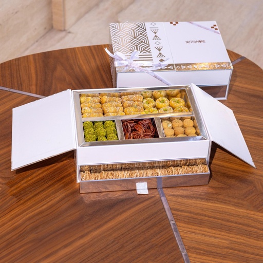 [1276] Mix Sweets In Divided Box