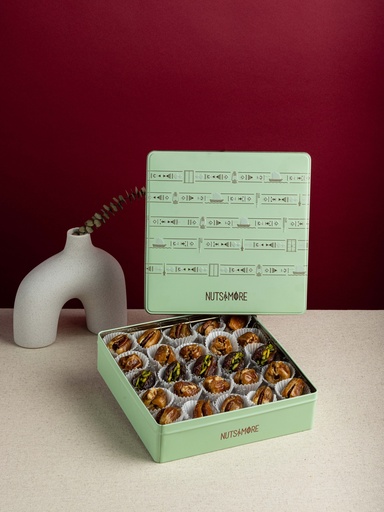 [1584] Mixed Dates in Large Metal Box