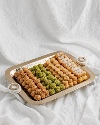 [1675] Mixed sweets in Rectangle Gold Tray